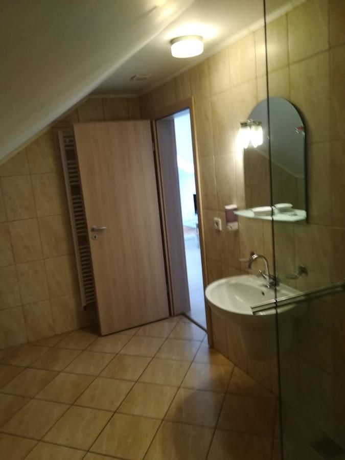 Hotel Dennis Mediaş Εξωτερικό φωτογραφία