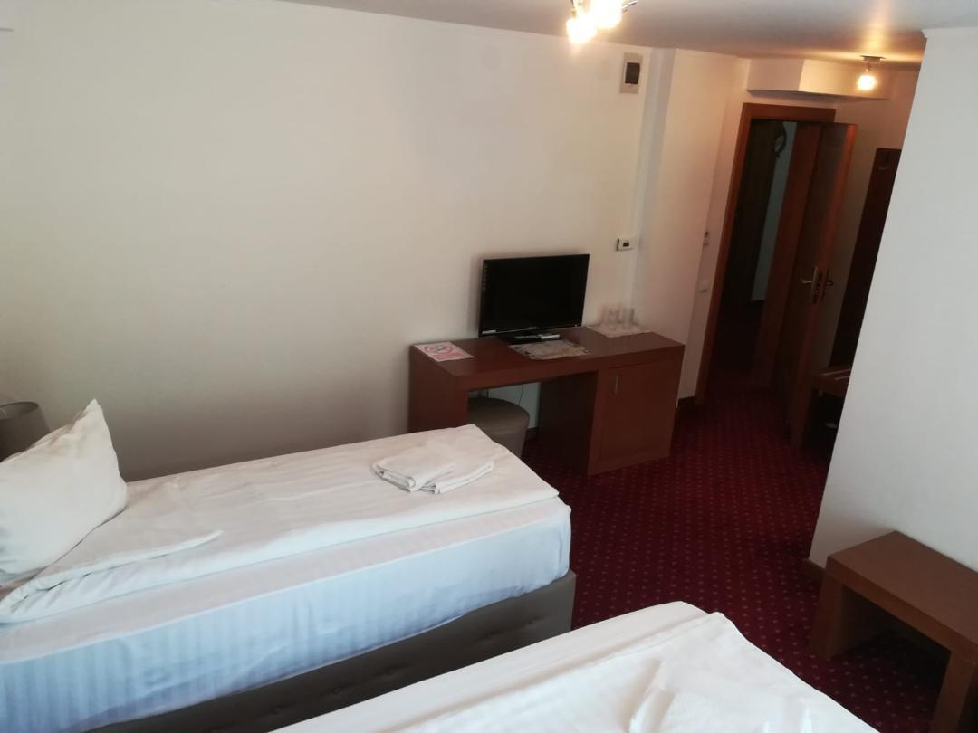 Hotel Dennis Mediaş Εξωτερικό φωτογραφία