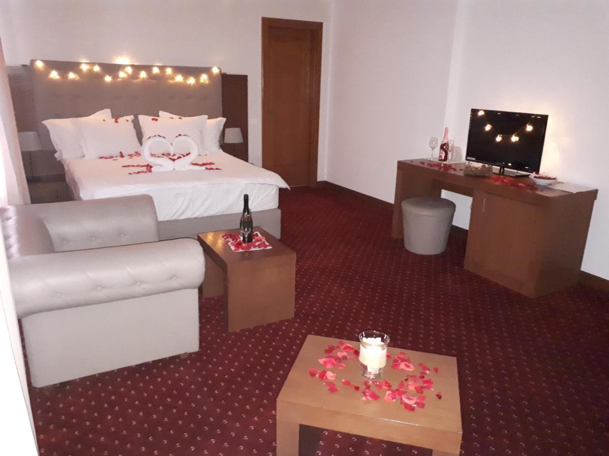 Hotel Dennis Mediaş Εξωτερικό φωτογραφία